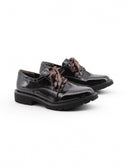 Stringata in vernice nera da donna