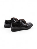 Stringata in vernice nera da donna
