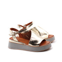 Sandalo oro in pelle laminata da donna