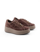 Sneaker zeppa in velluto con charm