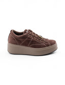Sneaker zeppa in velluto con charm