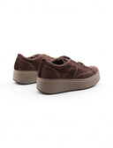 Sneaker zeppa in velluto con charm