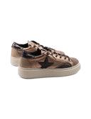 Sneaker in pelle laminata da donna