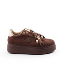 Sneaker marrone con charms da donna