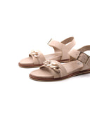 Sandalo flat scamosciato con catena