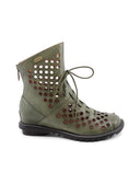 Stivaletto in pelle traforata da donna