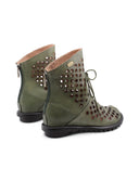 Stivaletto in pelle traforata da donna