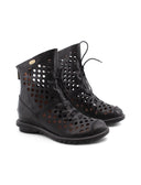 Stivaletto in pelle traforata da donna