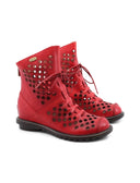 Stivaletto in pelle traforata da donna