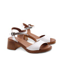 Sandalo in pelle con tacco a blocco