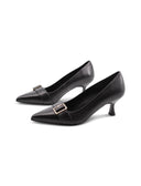 Décolleté nera con fibbia oro da donna