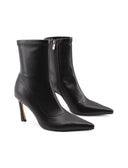 Tronchetto nero a punta con tacco alto