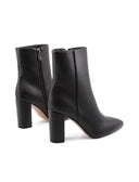 Tronchetto nero a punta con tacco alto