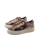 Sneaker in pelle laminata da donna