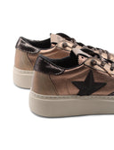 Sneaker in pelle laminata da donna